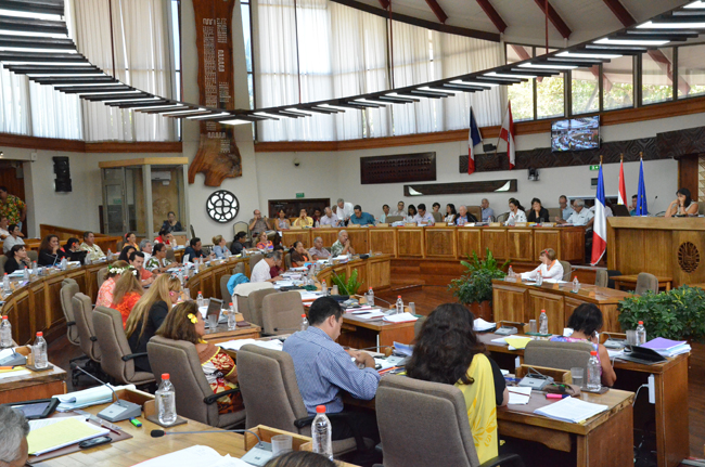 Une séance plénière à l'Assemblée de Polynésie avec le premier gouvernement Flosse au complet à la tribune gouvernementale en mai 2013.