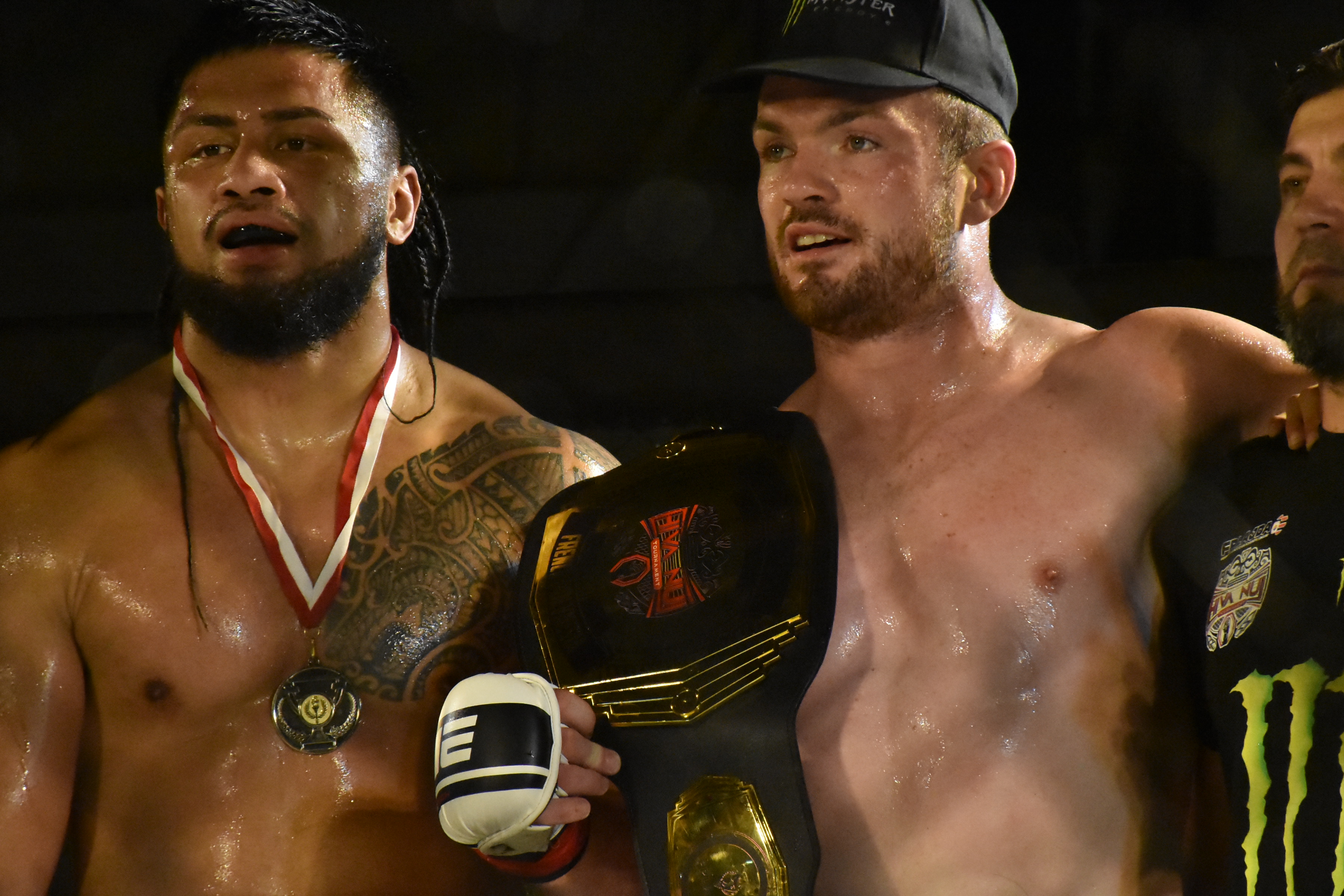 Grâce à un étranglement dans la troisième reprise, l'Anglais Danny Hartwell a dominé le Néo-Zélandais Abraham Paku pour s'offrir la première ceinture Hiva Nui des super-lourds.