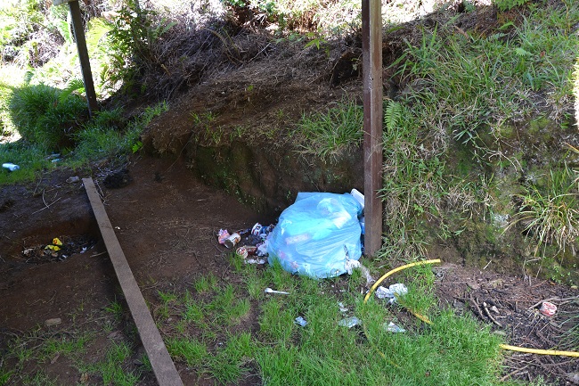 « Ne prenez rien, sauf des photos. Ne laissez rien sauf l’empreinte» c’est le message laissé par le Ministère du tourisme à l’entrée du sentier du Mont Aorai sur la carte traçant la piste à suivre. Visiblement certains randonneurs n’ont pas compris ce message de prévention.