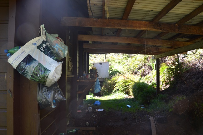 Une photo prise au Fare Ata, le refuge situé à 1800 m du Mont Aorai le 18 mai 2014. Déjà des poubelles qui s'amoncellent.