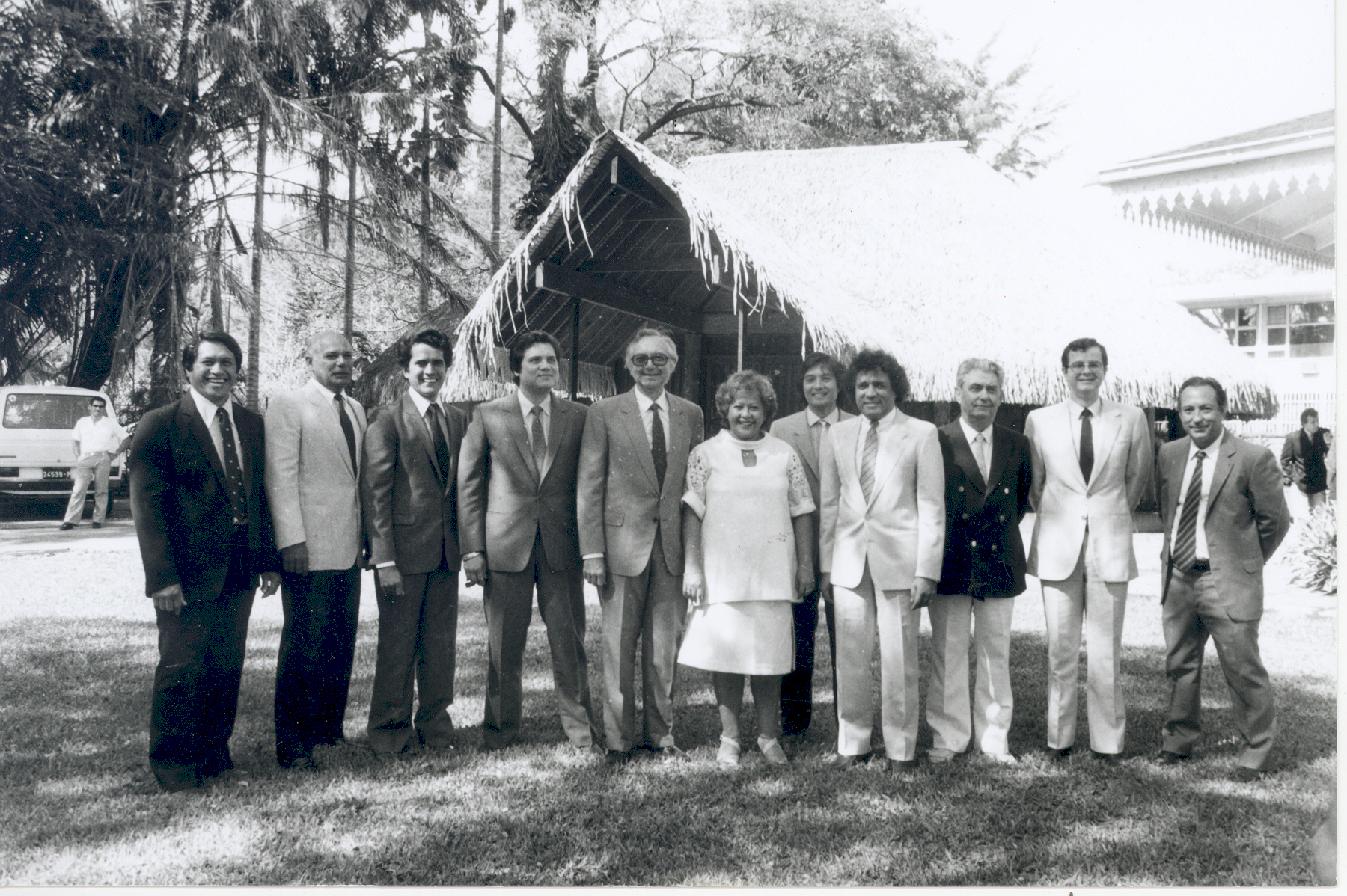 Le premier gouvernement Flosse après l'adoption du statut d'Autonomie interne, en septembre 1984. A 32 ans, Edouard Fritch débute sa carrière politique (sur cette photo entre Alban Ellacott et Alexandre Léontieff)