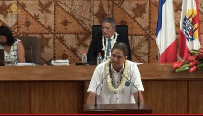 Richard Tuheiava du groupe UPLD à la tribune de l'assemblée de la Polynésie française ce vendredi matin.
