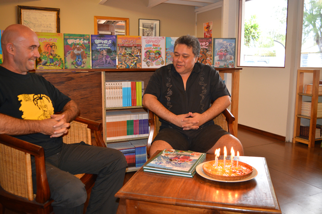 Gotz le dessinateur et Marotea le scénariste de Pito Ma#10 réunis pour la sortie officielle de l’album et pour souffler les 10 bougies de la BD.