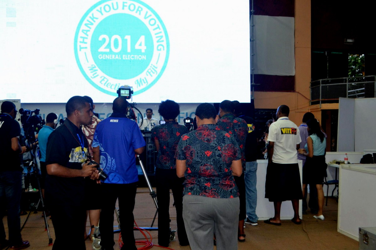 « Merci d’avoir voté » : le dépouillement a commencé mercredi soir dans une grande salle omnisports de Suva   [188 Kb]