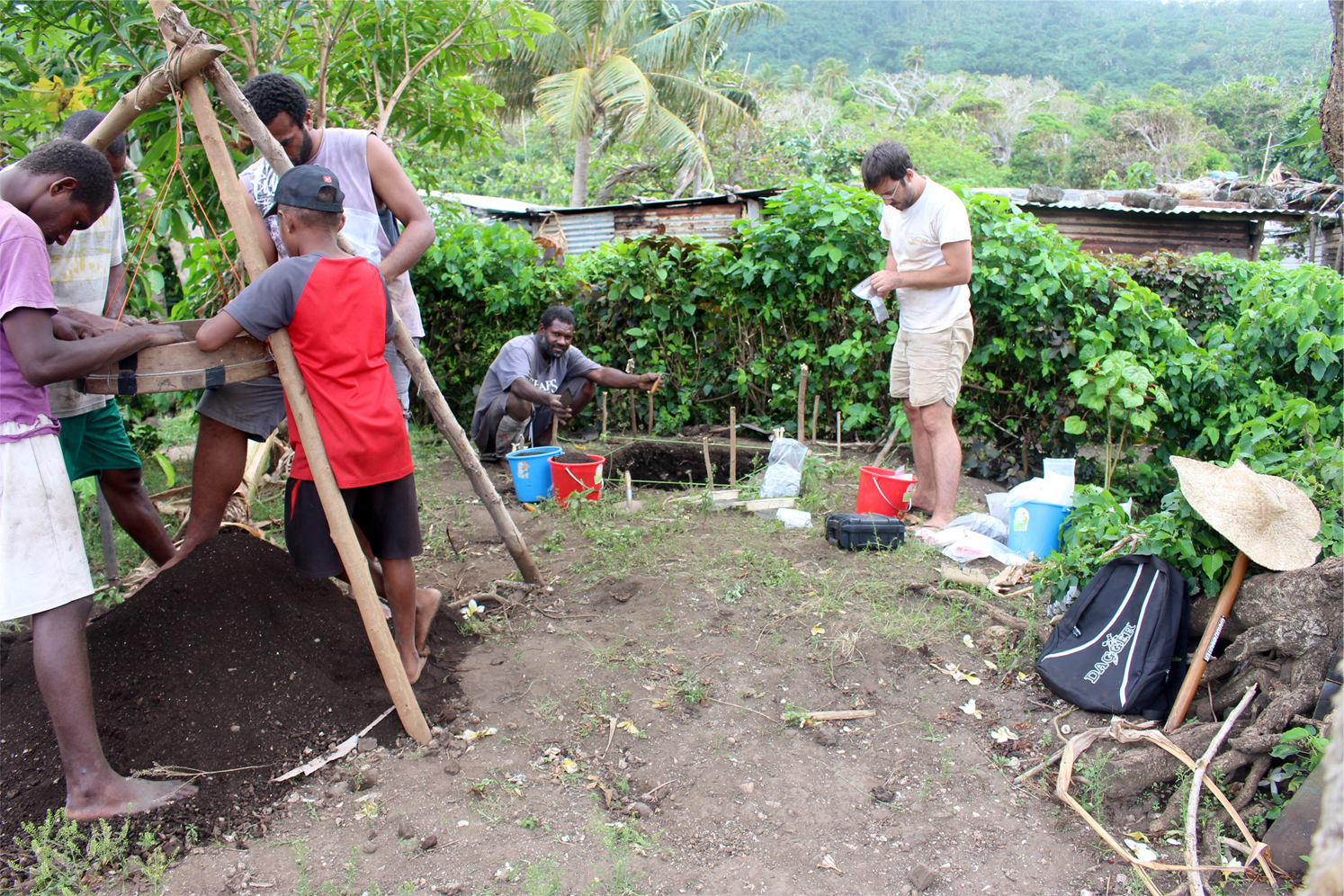 Fouille archéologique d'un amas de coquillages consommés au cours des cinq derniers siècles dans le village polynésien de Tongamea à Emae, Vanuatu, 2018. Crédit: Aymeric Hermann, 2022.