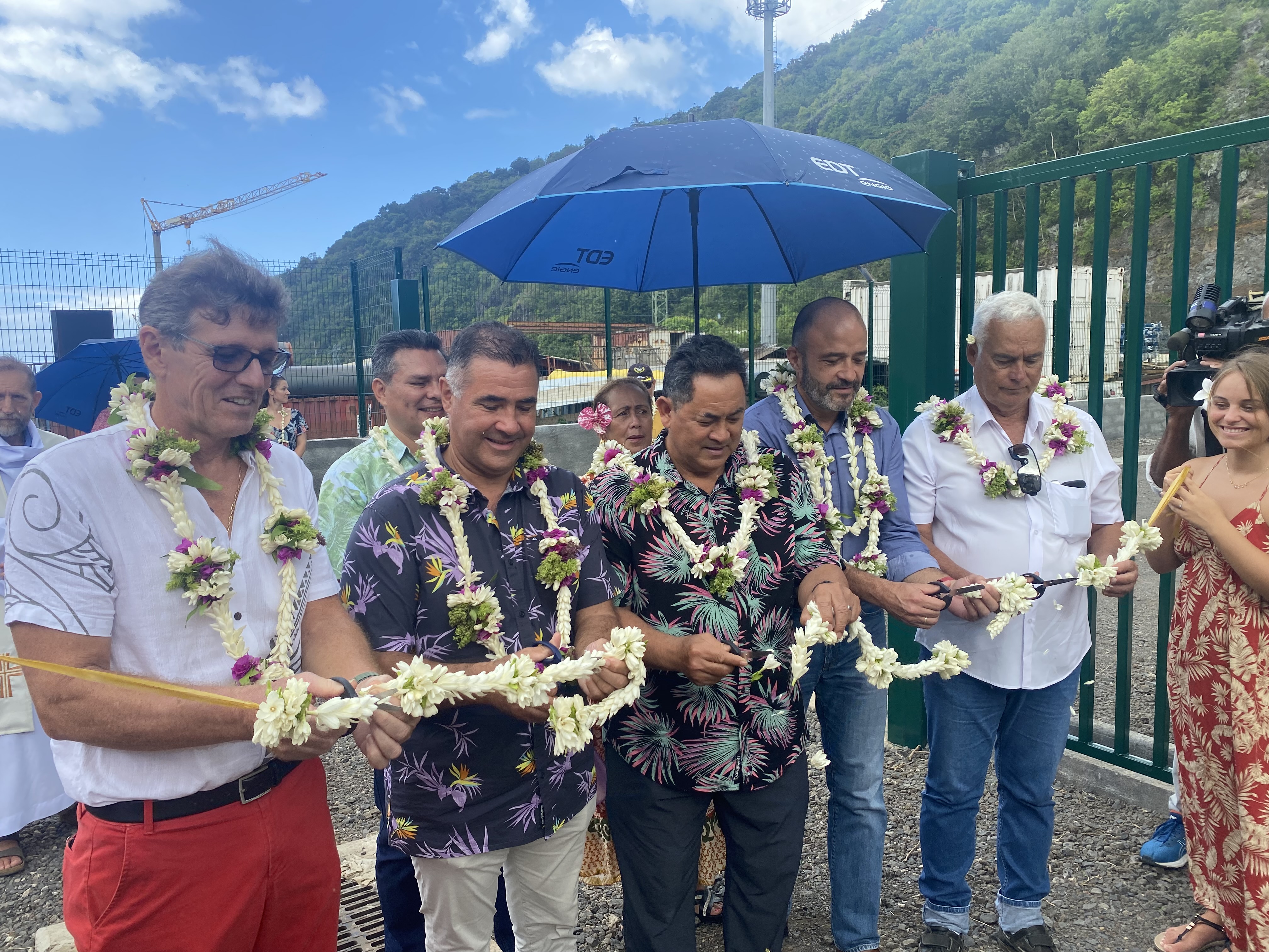 Le maire de Punaauia, Simplicio Lissant, le PDG d’EDT, Didier Pouzou, et le chef de projet à l’origine de la construction du site, Patrick Desfour, lors de l’inauguration du site.