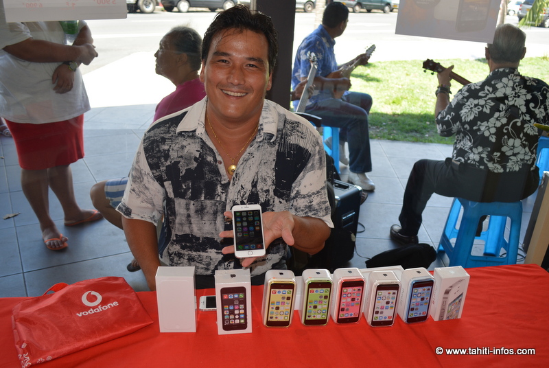 Patrick Moux, avec tous les modèles d'iPhone que vend son entreprise, de la version 4 à la version 6.