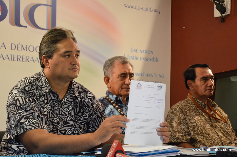 Le sénateur Richard Tuheiava présente la plainte déposée jeudi et signée par les onze représentants souverainistes de l'Assemblée. Le document dénonce les conditions de l'attribution du marché pour la conception du Tahiti Mahana Beach au Hawaiien Group 70 International.