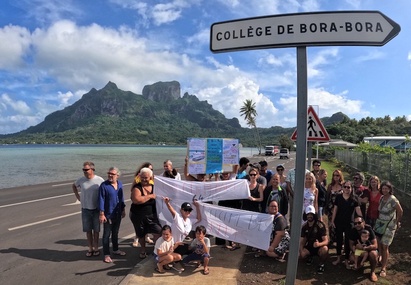 Une trentaine de personnel et enseignants du lycée de Bora Bora ont manifesté jeudi matin.©Laurent Jindra Nij