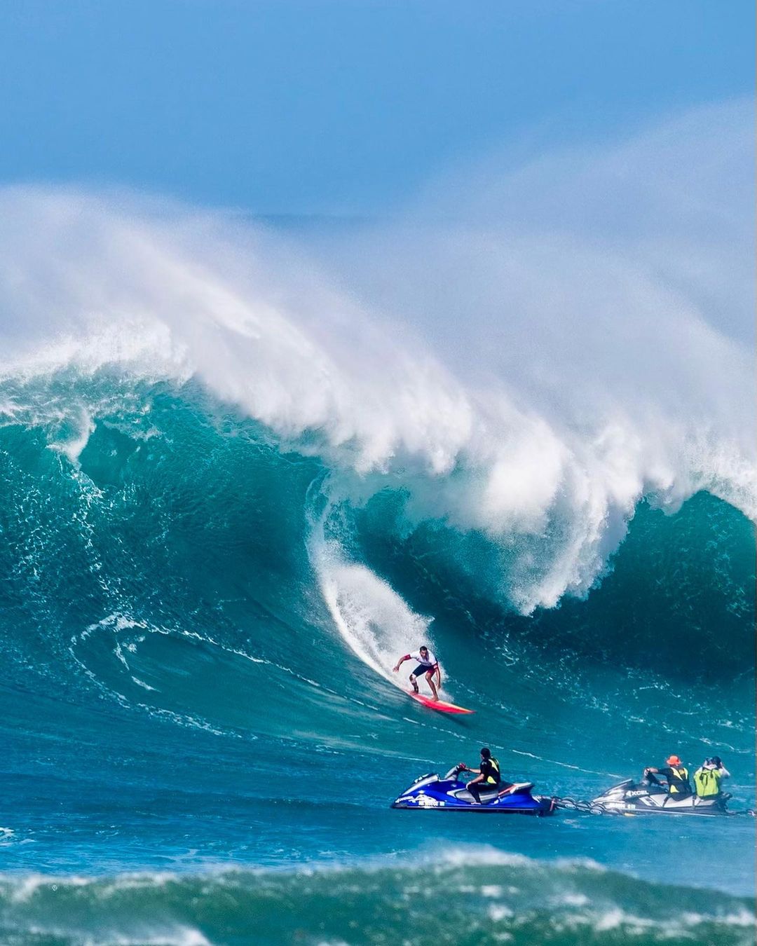 Tikanui Smith et les compétiteurs de l'Eddie Aikau se sont attaqués dimanche dans la baie de Waimea à de véritables monstres d'eau. (photo : Instagram Tikanui Smith)
