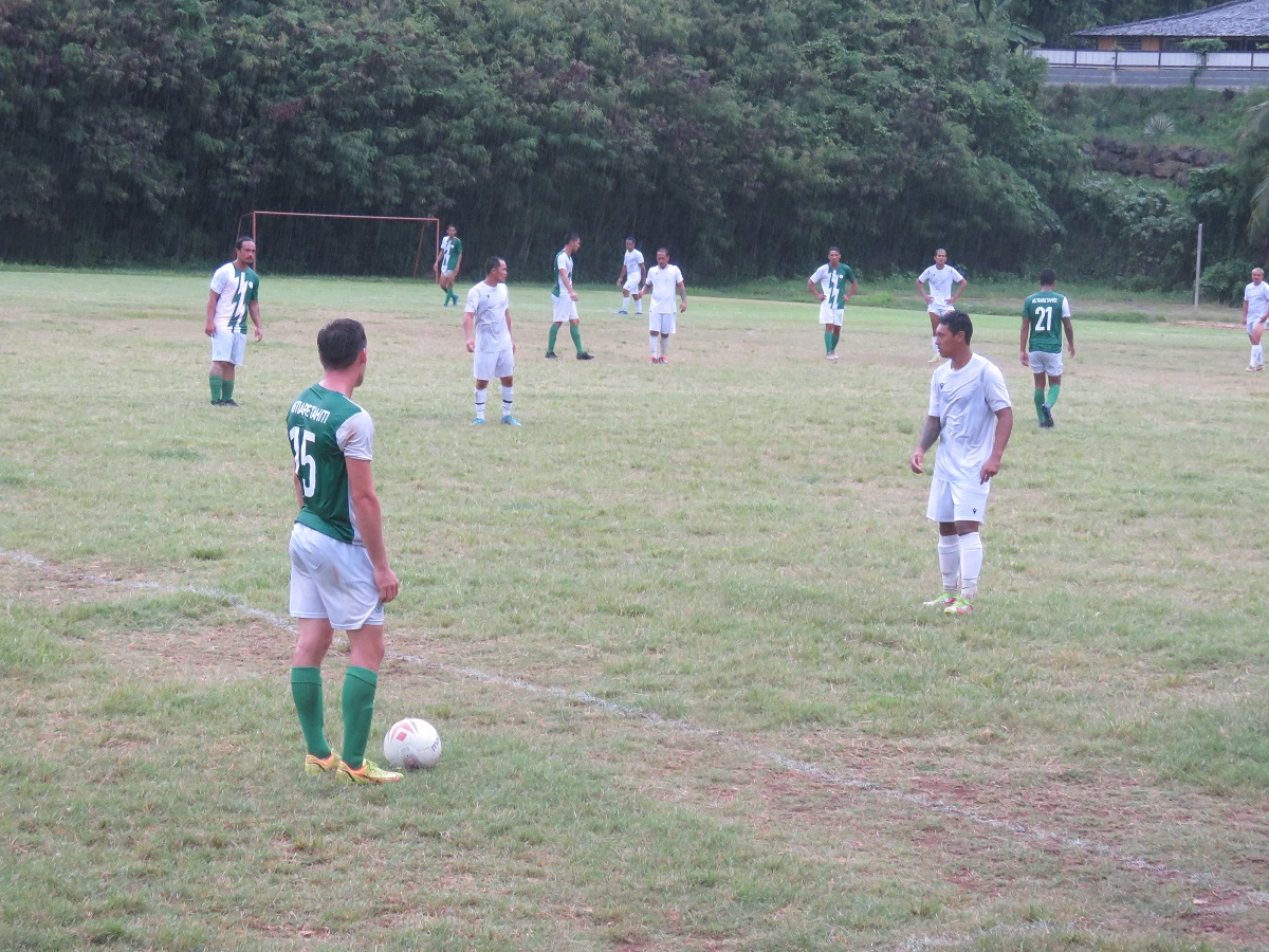 Les équipes de Tiare Tahiti (en vert et blanc) et de Tohiea se sont livrées une belle bataille, dimanche, au stade de Maharepa.