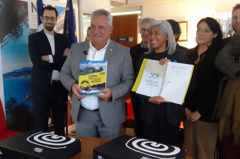 Le ministre de la Culture, Heremoana Maamaatuaiahutapu, et l'ambassadrice de France à l'Unesco, Véronique Roger-Lacan, mardi à Paris. (Photo : Julien Sartre)
