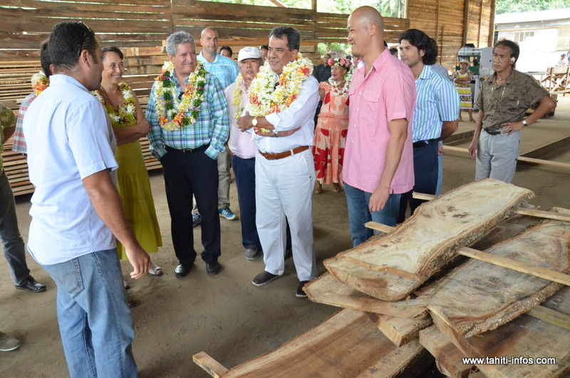 Edouard Fritch, en présence notamment de Serge Guilloux et de Tauniua Céran-Jérusalémy, deux des investisseurs de la sàrl Bois Façon Tahiti.