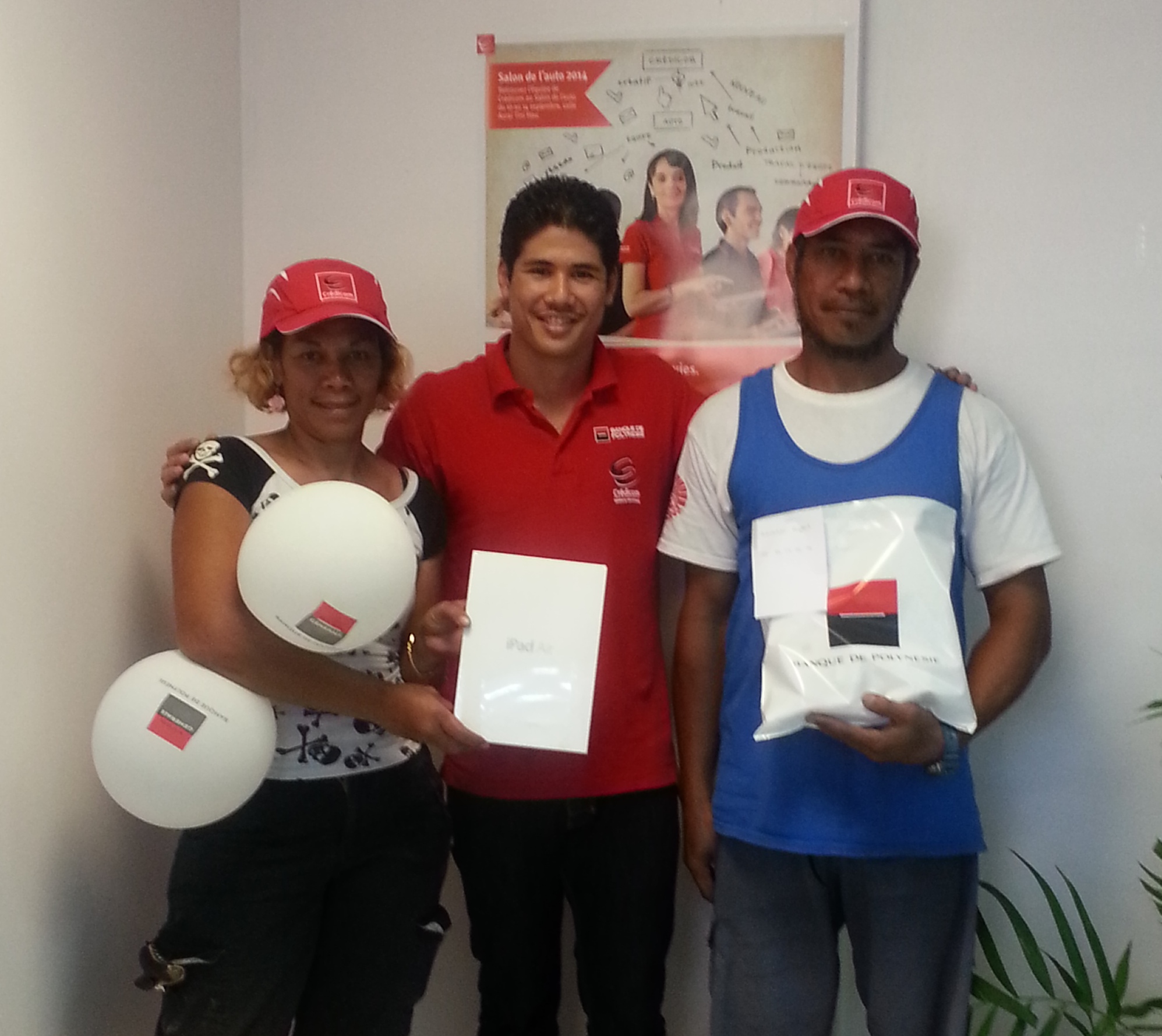 Tekava TUHOE et Rigobert RAURAHI, un couple chanceux, accompagné de Kenny CHANE, Chargé de clientèle Crédicom !