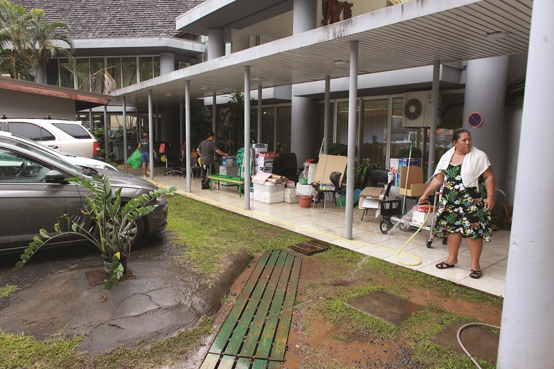 Le personnel de la mairie de Punaauia nettoyant les dégâts de l’inondation. Crédit photo : Greg Boissy.