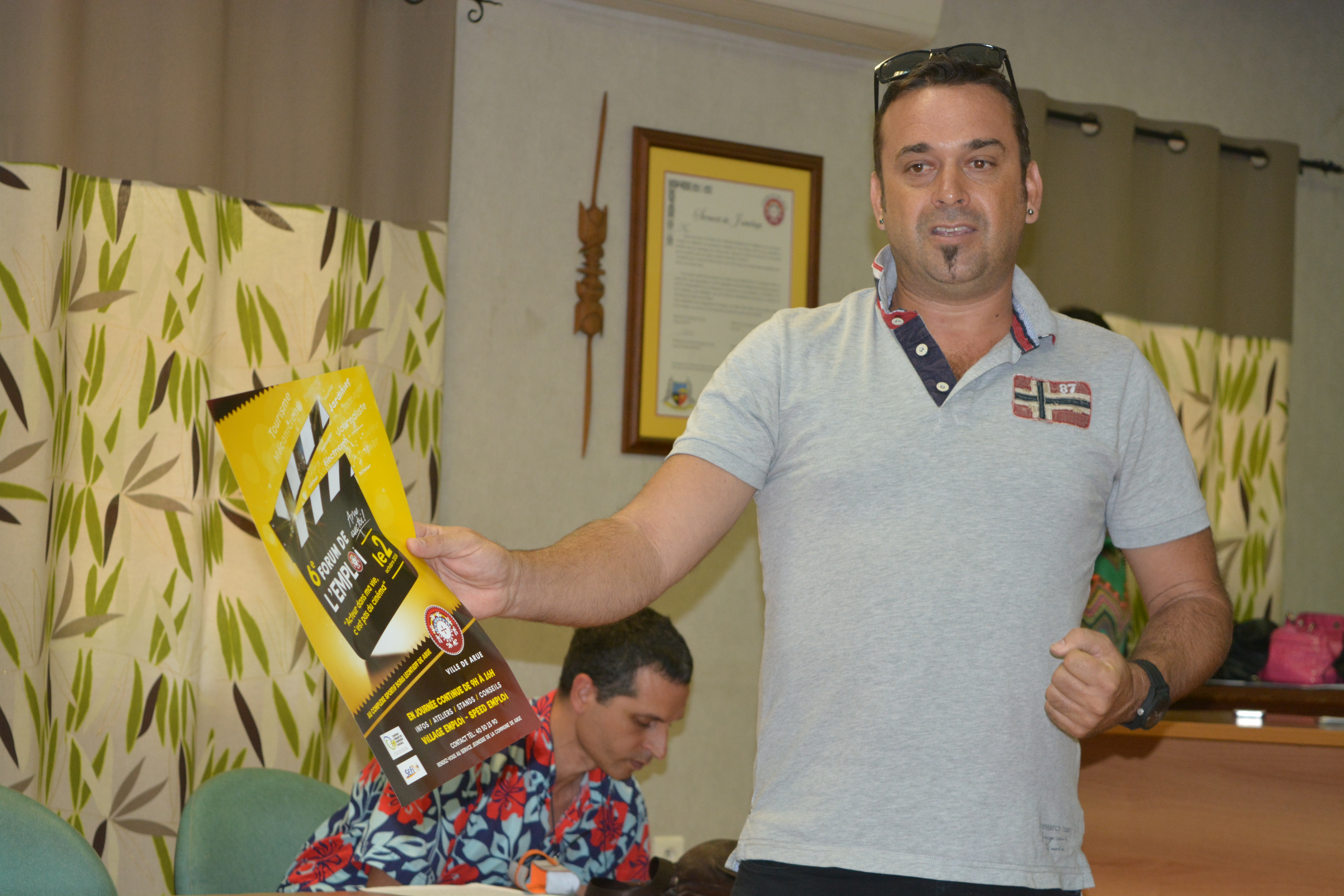 Léo Marais, adjoint au maire à Arue est avec la cellule emploi de la commune et en partenariat avec le CUCS l'organisateur de ce forum de l'emploi dont le thème cette année est : "acteur dans ma vie, ce n'est pas du cinéma".