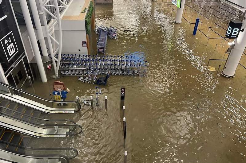 ​L'aéroport d'Auckland sous les eaux, le vol pour Papeete annulé