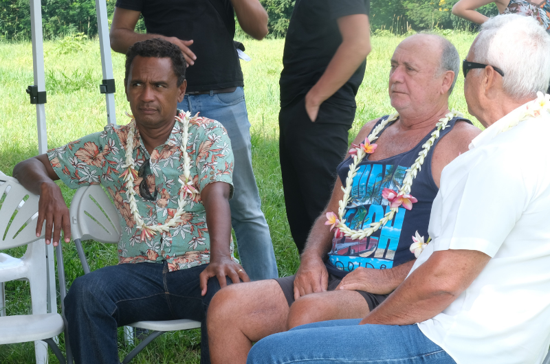 Tearii Te Moana Alpha, ministre de l’Agriculture, en compagnie de Georges Maau-Raoulx, propriétaire du terrain, et de Gérard Siu, dirigeant de la société Mahana O’Hiupe.