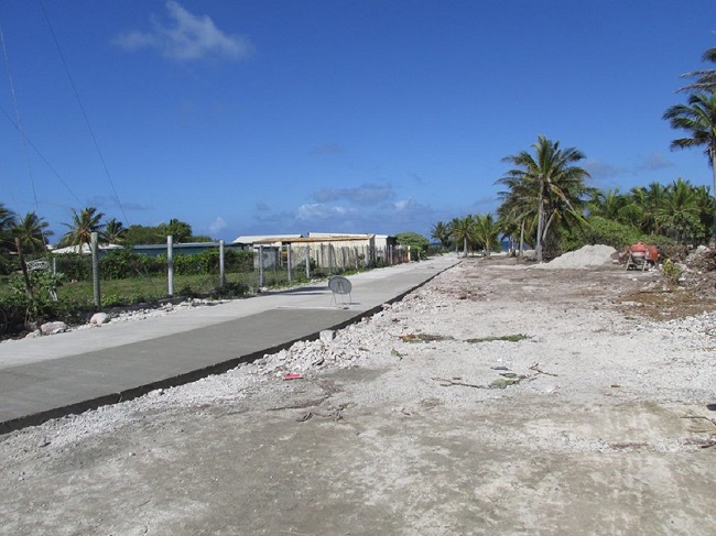 Sur sa page Facebook, la commune de Hao partage des photos de l'avancée de la nouvelle route qui va desservir le site de la future ferme aquacole.