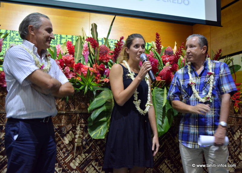 Lana Rebourg entourée de son parrain et directeur pédagogique