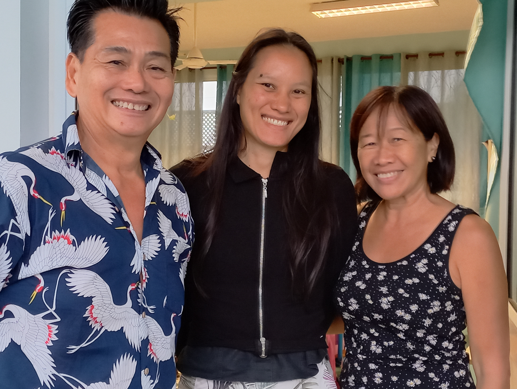 Georges Vanffaut, directeur de l’école Taimoana, Nathalie Ehrhardt et Lindsay Changuy, enseignante en CM1.