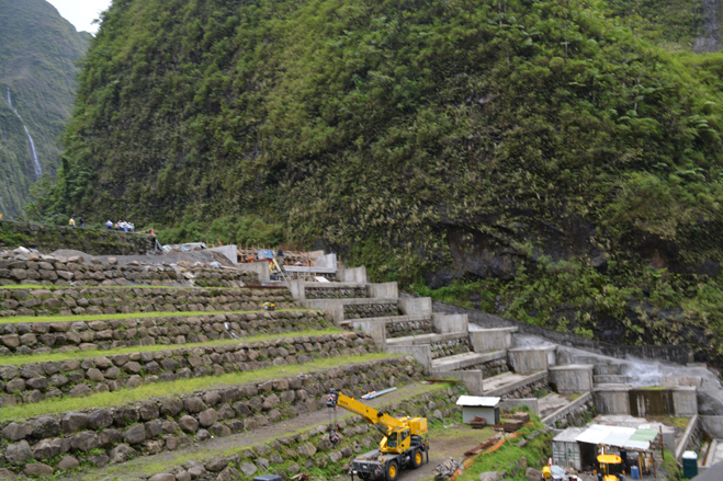 Sur le barrage de Titaaviri 2 (sur la commune de Teva i Uta), un des plus grands barrages de Tahiti, EDT réalise d’importants travaux de mise aux normes : 800 millions de Fcfp investis en quatre ans. Des réhabilitations sont prévues aussi, entre 2017 et 2020, sur les ouvrages de Papenoo. Le programme général de réhabilitation à Tahiti est chiffré à 3,8 milliards de Fcfp.