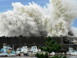 Le Japon balayé par un typhon, 3 soldats américains emportés par des vagues