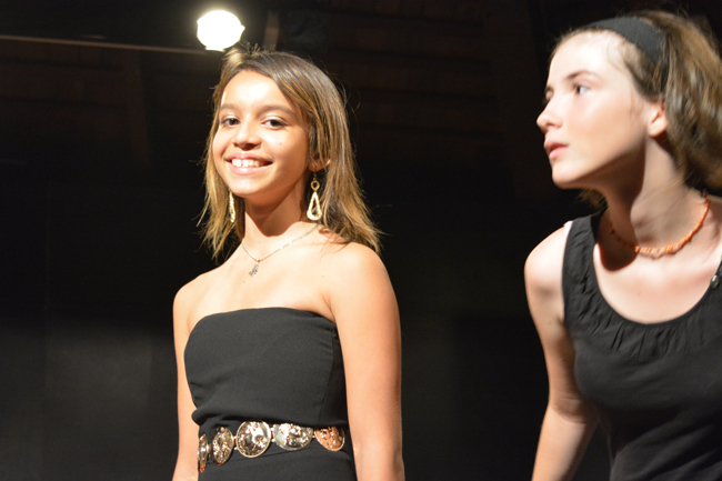 En lever de rideau, les adolescents du cours de théâtre de Patricia Molié.