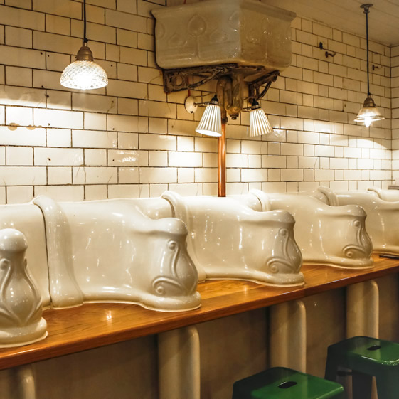 Boire un verre ou dîner dans d'anciennes toilettes publiques, c'est tendance à Londres