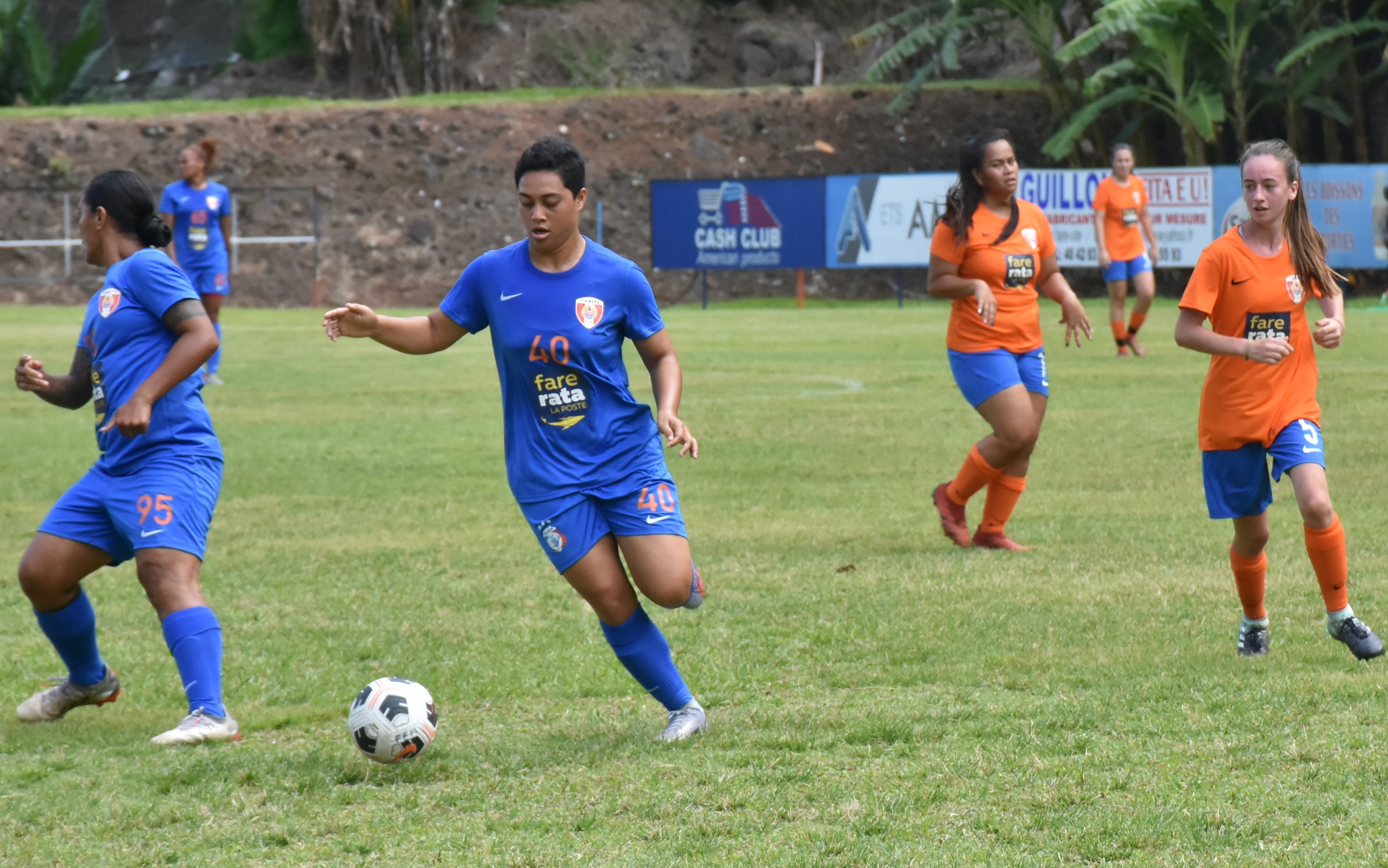 Dans le choc des équipes de Dragon, Dragon B (en bleu) a dominé dans les grandes largeurs les A en l'emportant sur le score de 13-0.