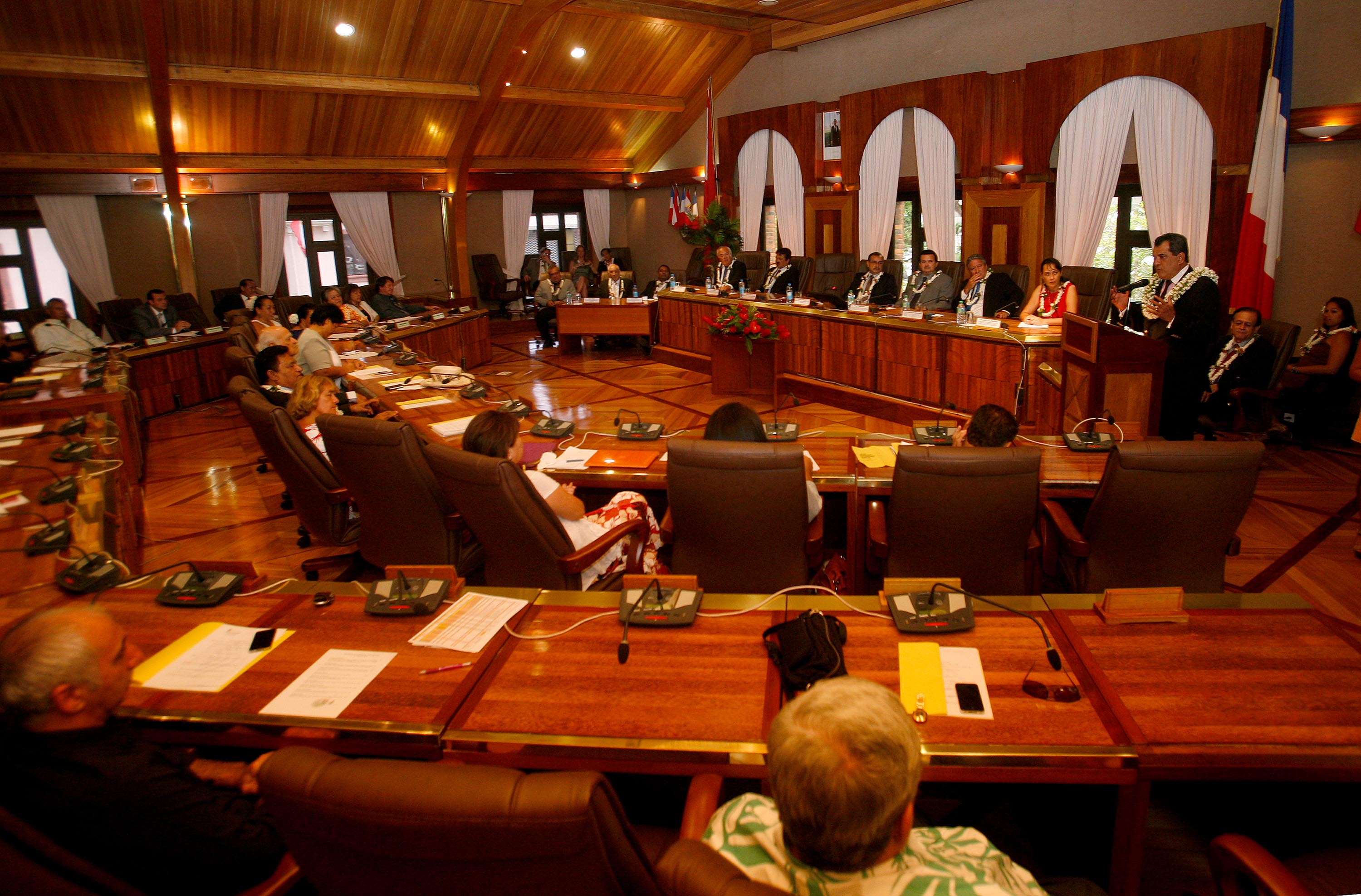 Le Président et le gouvernement en séance solennelle au CESC