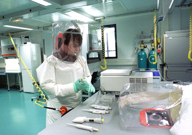 Avec seulement 30 laboratoires de niveau 4 dans le monde –comme celui de Lyon (notre photo), l'OMS semble décidée à revoir ses critères pour faire face à Ebola. Les laboratoires de biosécurité de niveau 3 (P3 ou NSB3) pourraient être suffisants en cas d'alerte. La Polynésie en sera bientôt dotée.