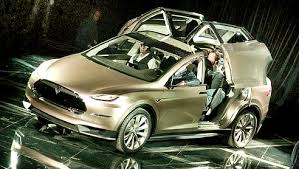 Le patron de Tesla dévoile une nouvelle berline 4x4 équipée de deux moteurs