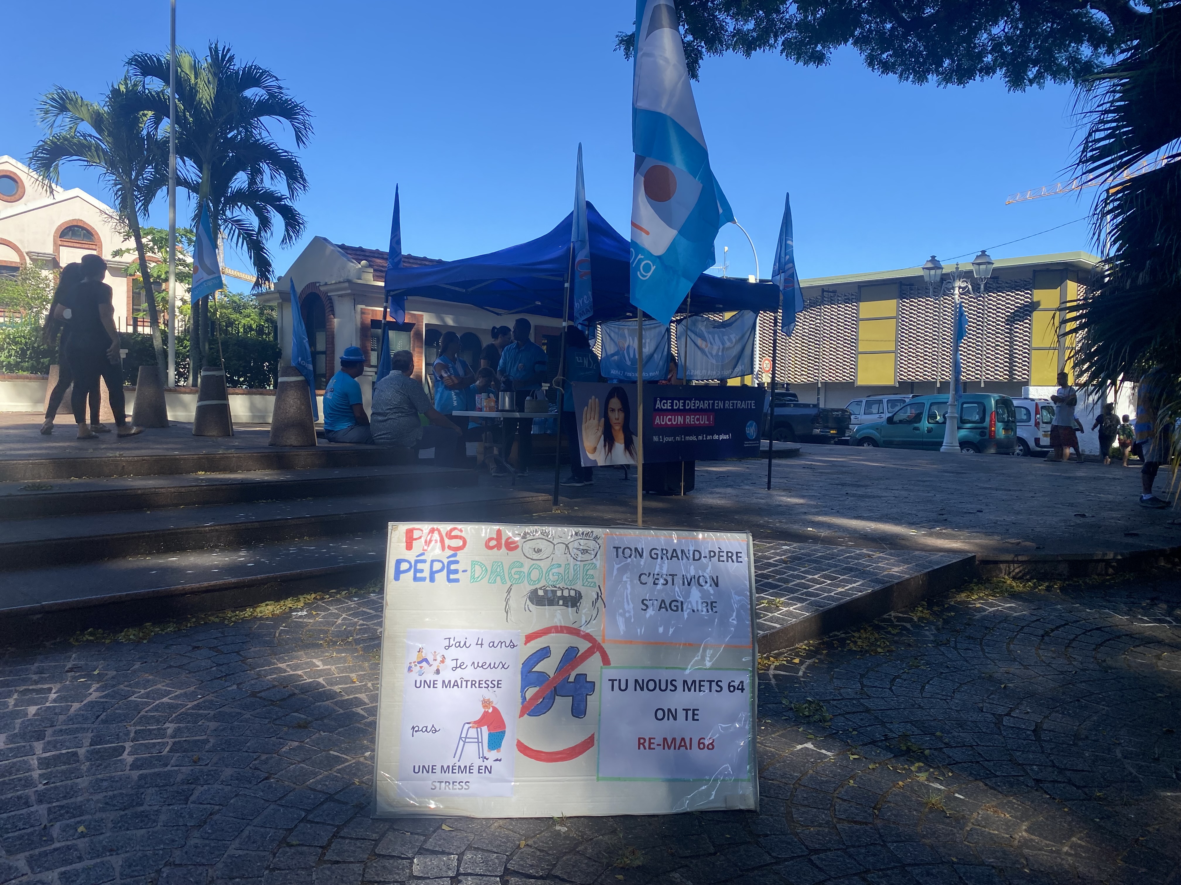 Le stand de l'Unsa lors du sit-in de mardi dernier devant le haut-commissariat. Crédit photo : Thibault Segalard.