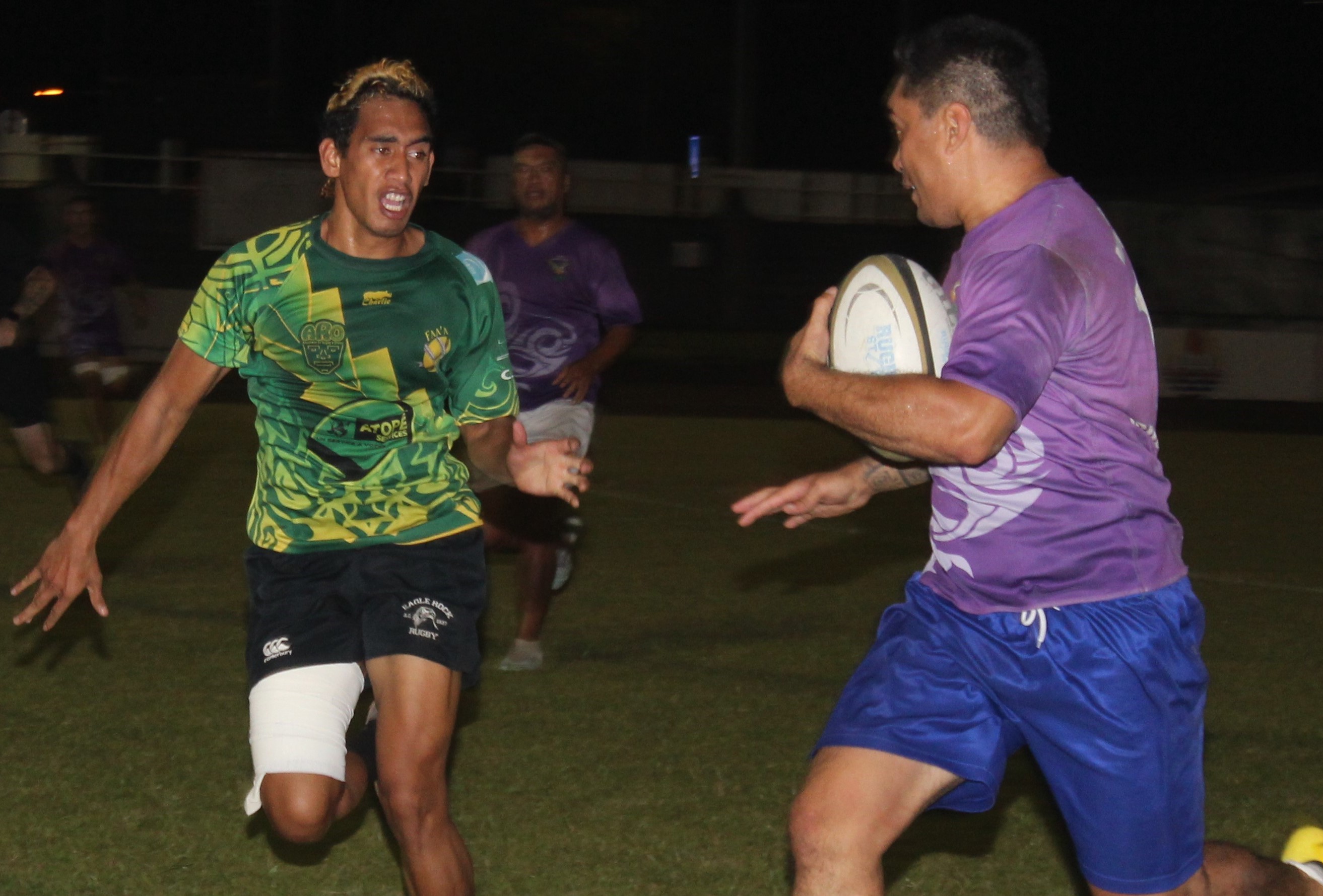 Hermann Tamaititahio, ici ballon en main, va marquer le premier essai de Paea sur cette action et mettre son équipe sur la voie du succès.