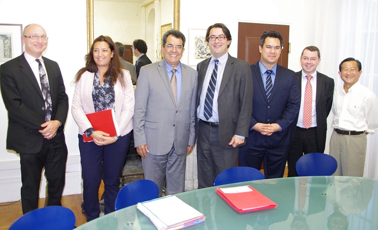 Le président de Polynésie française, Edouard Fritch avec les députés Maina Sage et Jean-Paul Tuaiva reçus par le directeur général à l'Outre-mer à Paris.