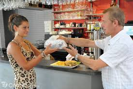 Le "doggy bag", solution contre le gaspillage alimentaire promu en Rhône-Alpes