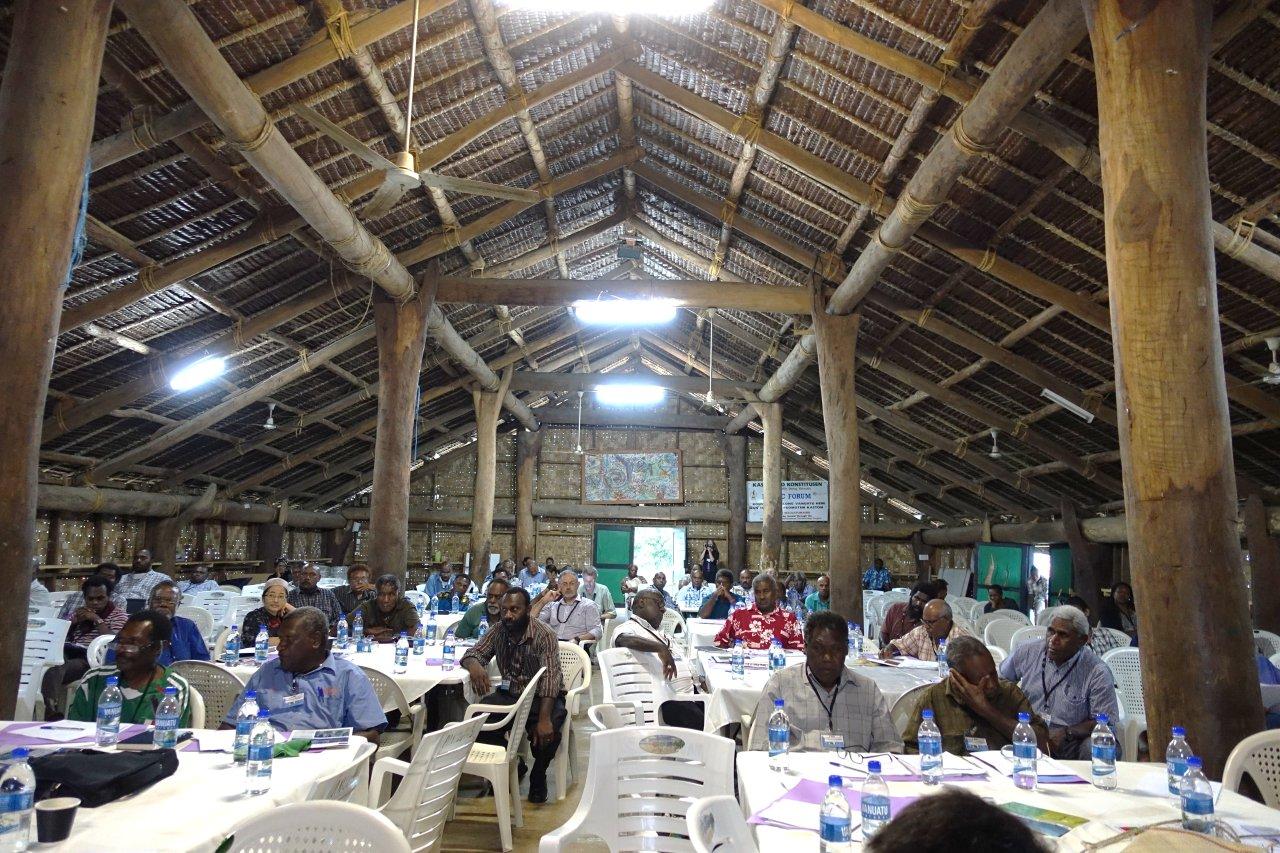 : Participants à la réunion de consultation sur le projet de politique relative aux ressources minérales en eaux profondes tenue à Port Vila (Vanuatu), le 7 octobre 2014.