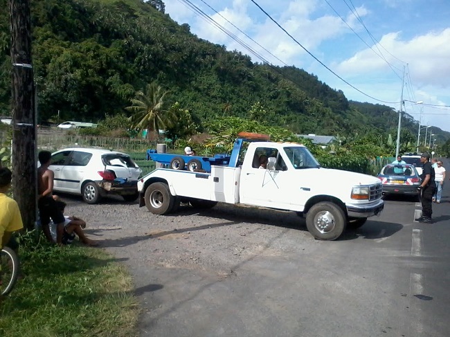 Collision moto contre voiture à Papeari : le motard évacué à Taravao