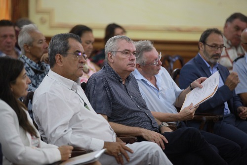 Le président du Pays, Édouard Fritch et le procureur général de Papeete, Thomas Pison lors du colloque sur la protection de l'environnement. Crédit photo : Greg Boissy.