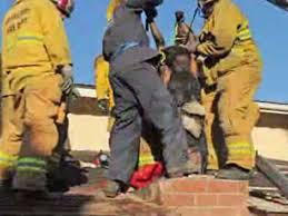 Prise par les feux de l'amour, elle reste coincée dans un conduit de cheminée