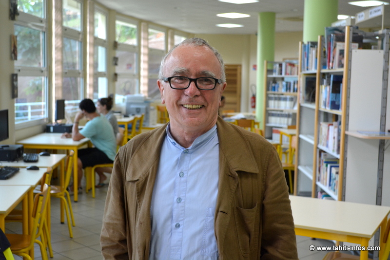Jean-Claude Guillebaud dans la bibliothèque de l'ISEPP