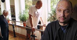 Un homme paralysé marche à nouveau après une opération sans précédent de la colonne vertébrale