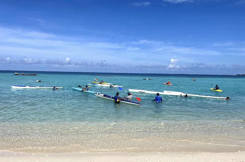Sept membres de la fédération polynésienne de kayak et surfski ont proposé une initiation au kayak aux jeunes de l'atoll. ©Teraumihi Tane