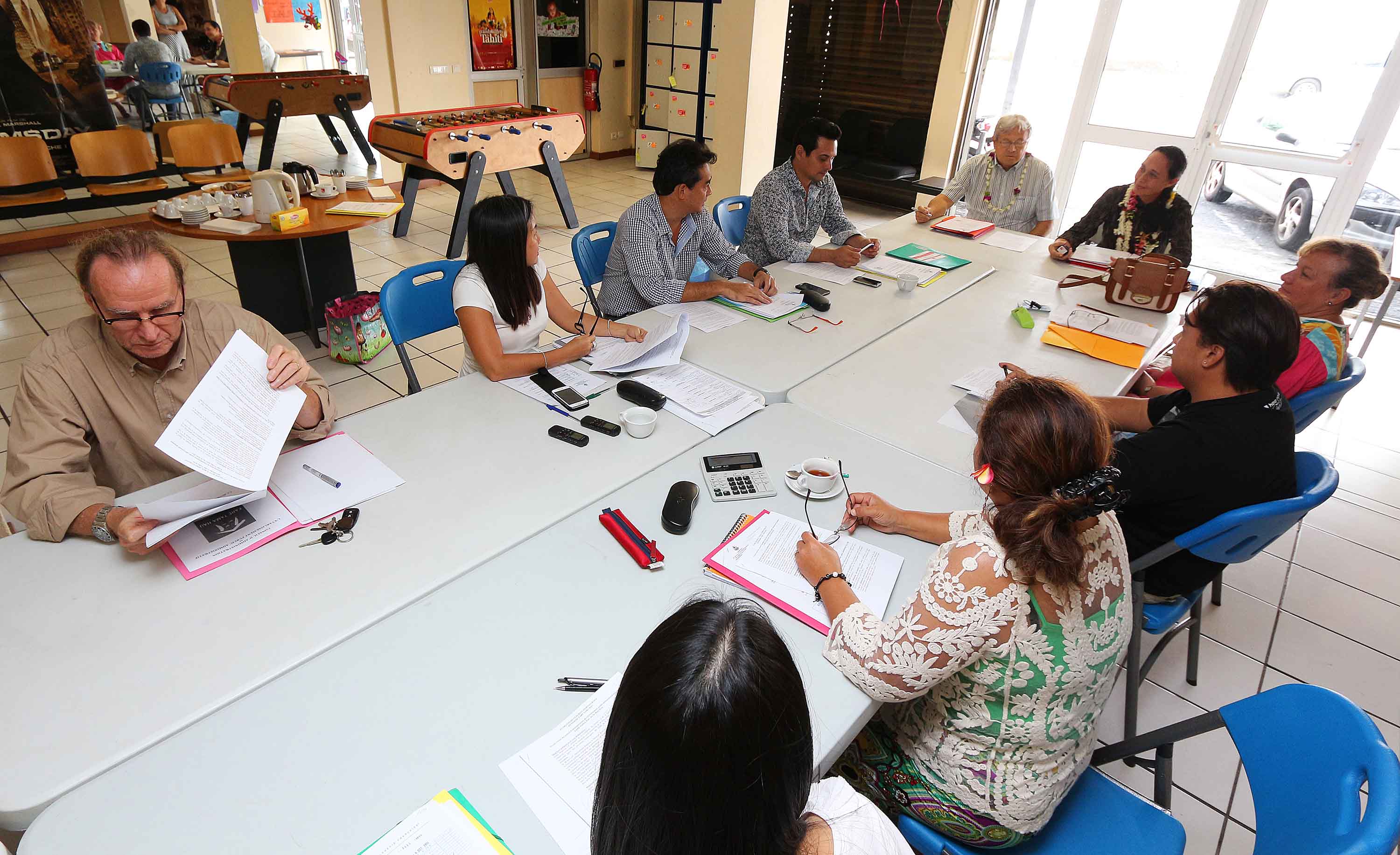 Tea Frogier rencontre le personnel du Fare Tama Hau