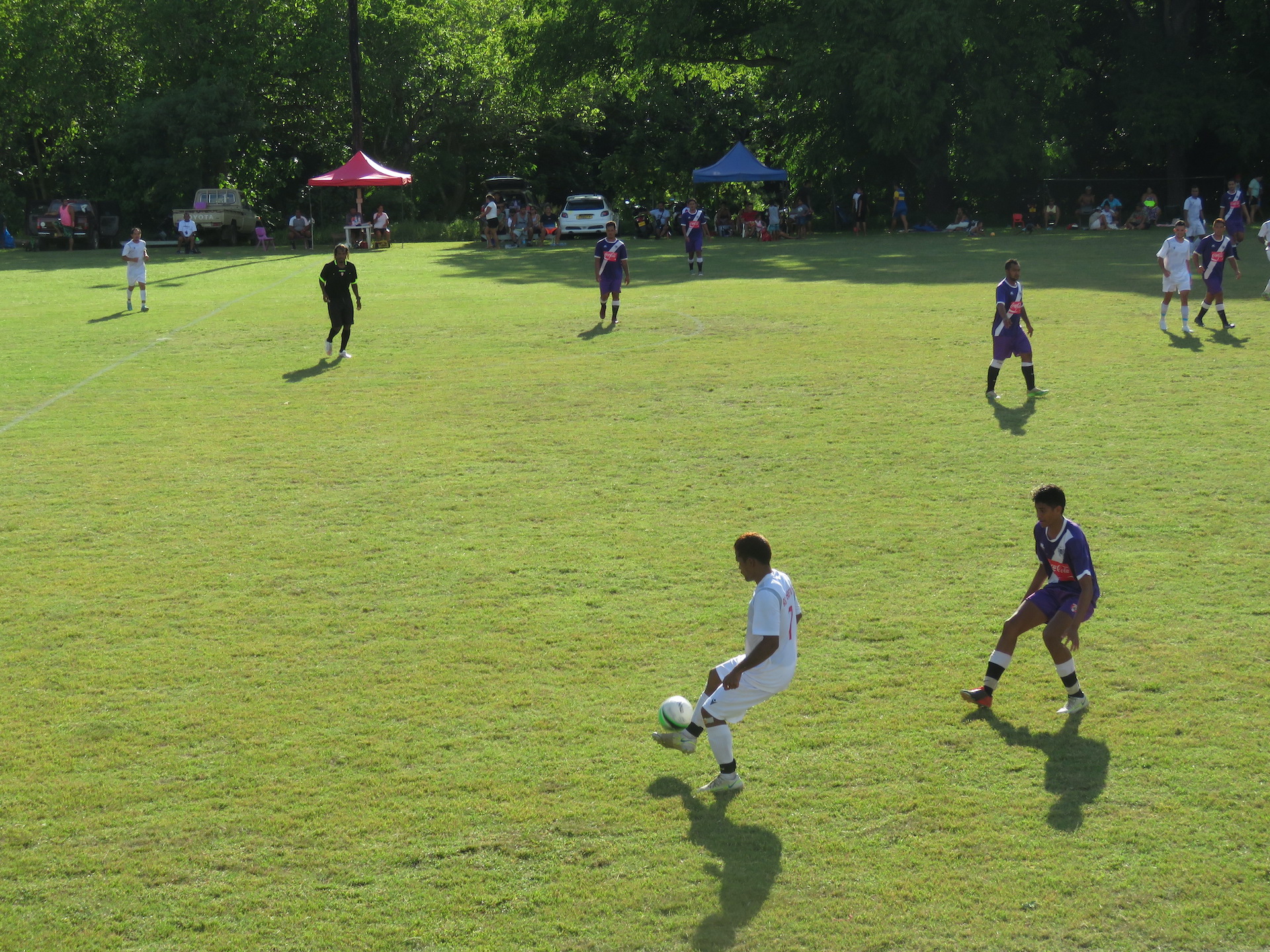 Grâce notamment à une belle deuxième période, les joueurs de Tohiea (en blanc) ont dominé leurs homologues de Tiare Hinano.