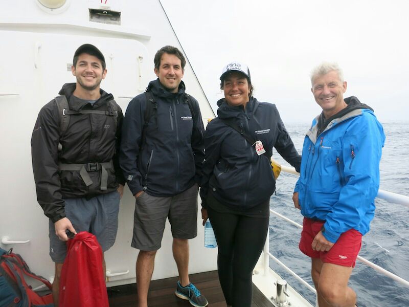 Dix scientifiques et le National Geographic à Rapa