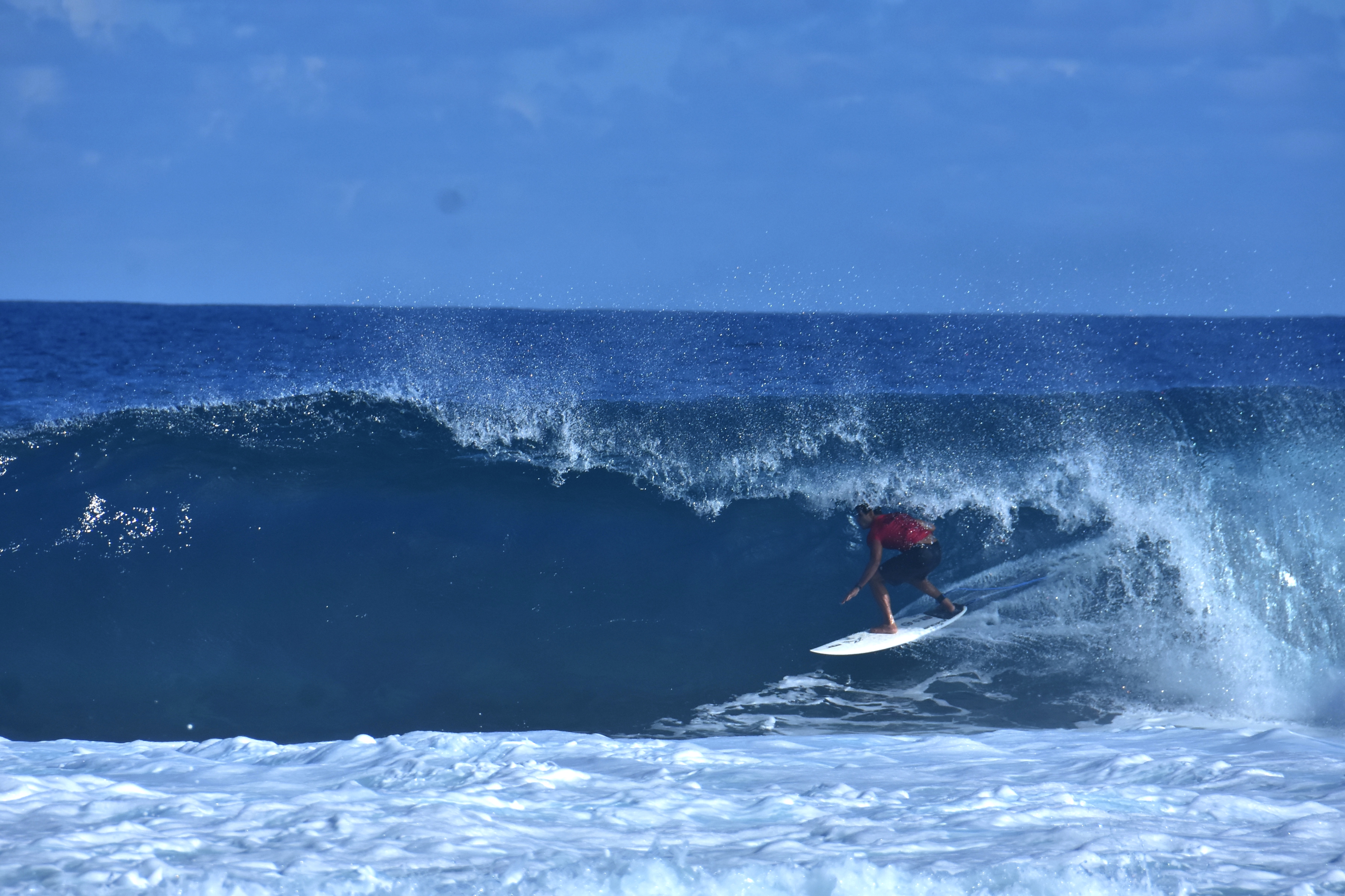 Le premier tube de la journée de mardi a été pour Tereva David, vainqueur de la première série en surf.