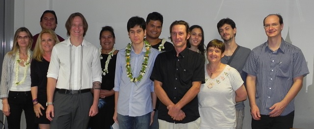 Les candidats , le président et plusieurs membres du jury et de l’AJPF (Association de juristes de Polynésie française) entourent le lauréat.