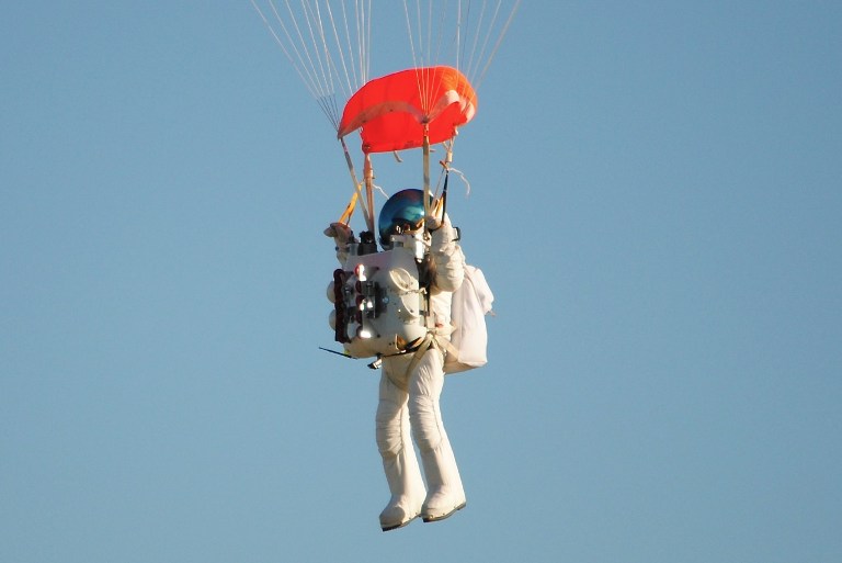 Un haut responsable de Google saute en chute libre à 41,4 km d'altitude